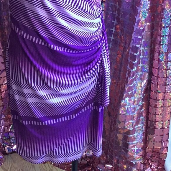 Short sleeved v neck dress with side ruffle in size med by NEW YORK & CO - Picture 5 of 14